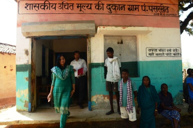 कलेक्टर रानू साहू ने पसरखेत पहुंचकर लाख प्र्रसंस्करण केन्द्र और राशन दुकान का किया निरीक्षण कलेक्टर रानू साहू ने पसरखेत पहुंचकर लाख प्र्रसंस्करण केन्द्र और राशन दुकान का किया निरीक्षण